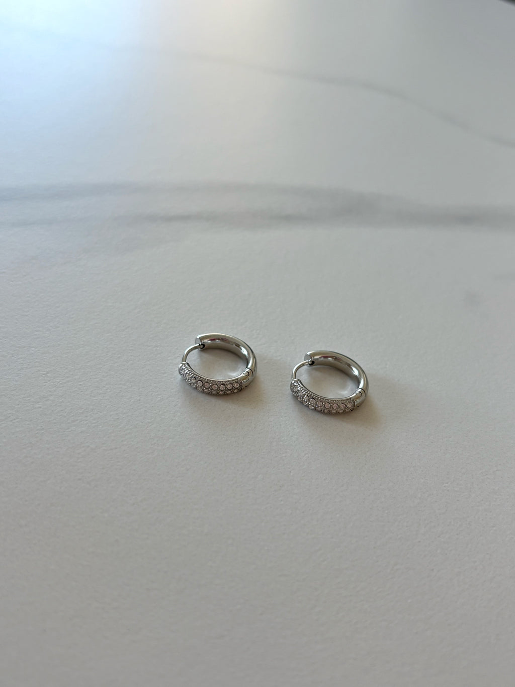 Orecchini hoop con zirconi medi