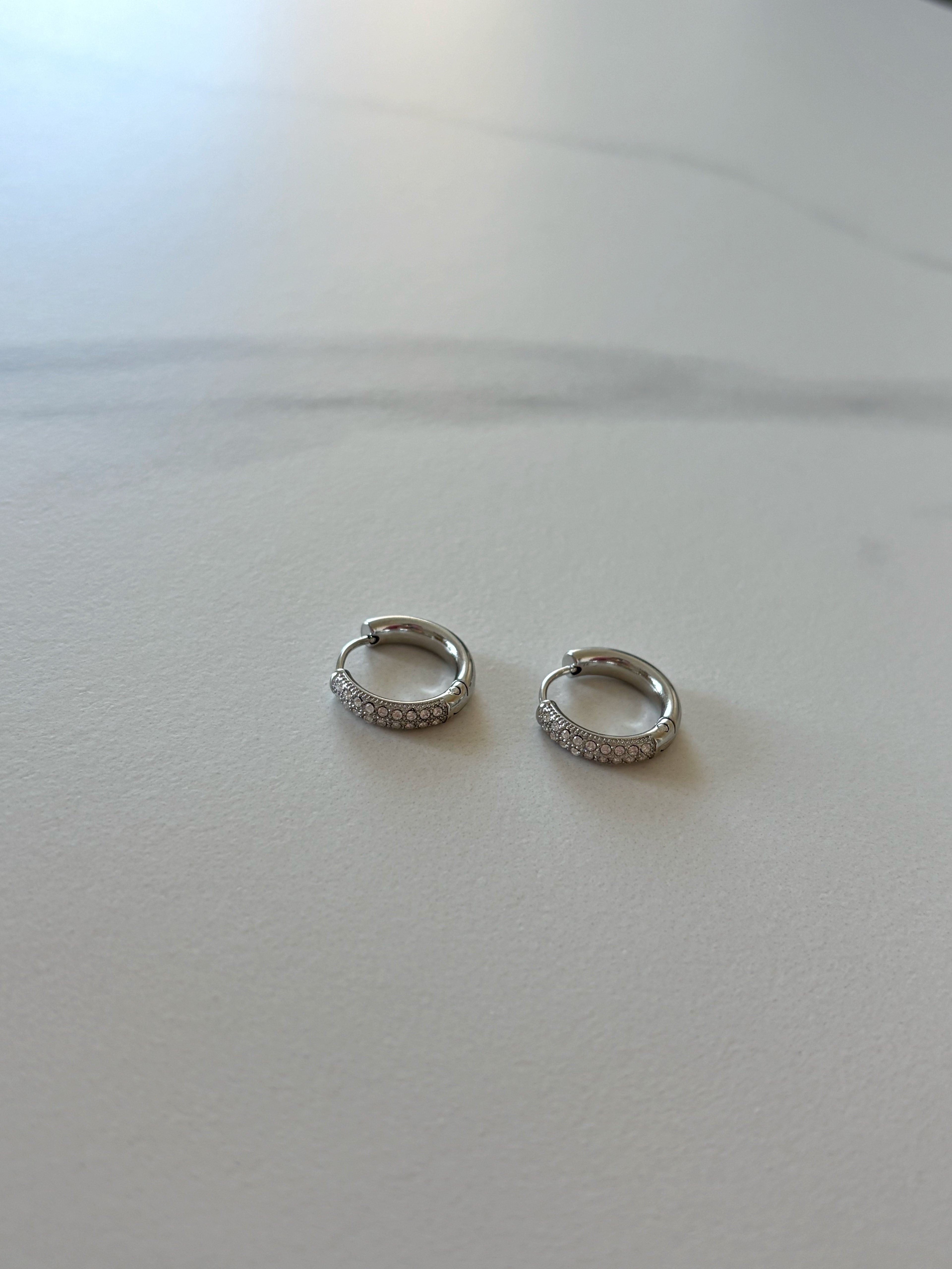 Orecchini hoop con zirconi medi
