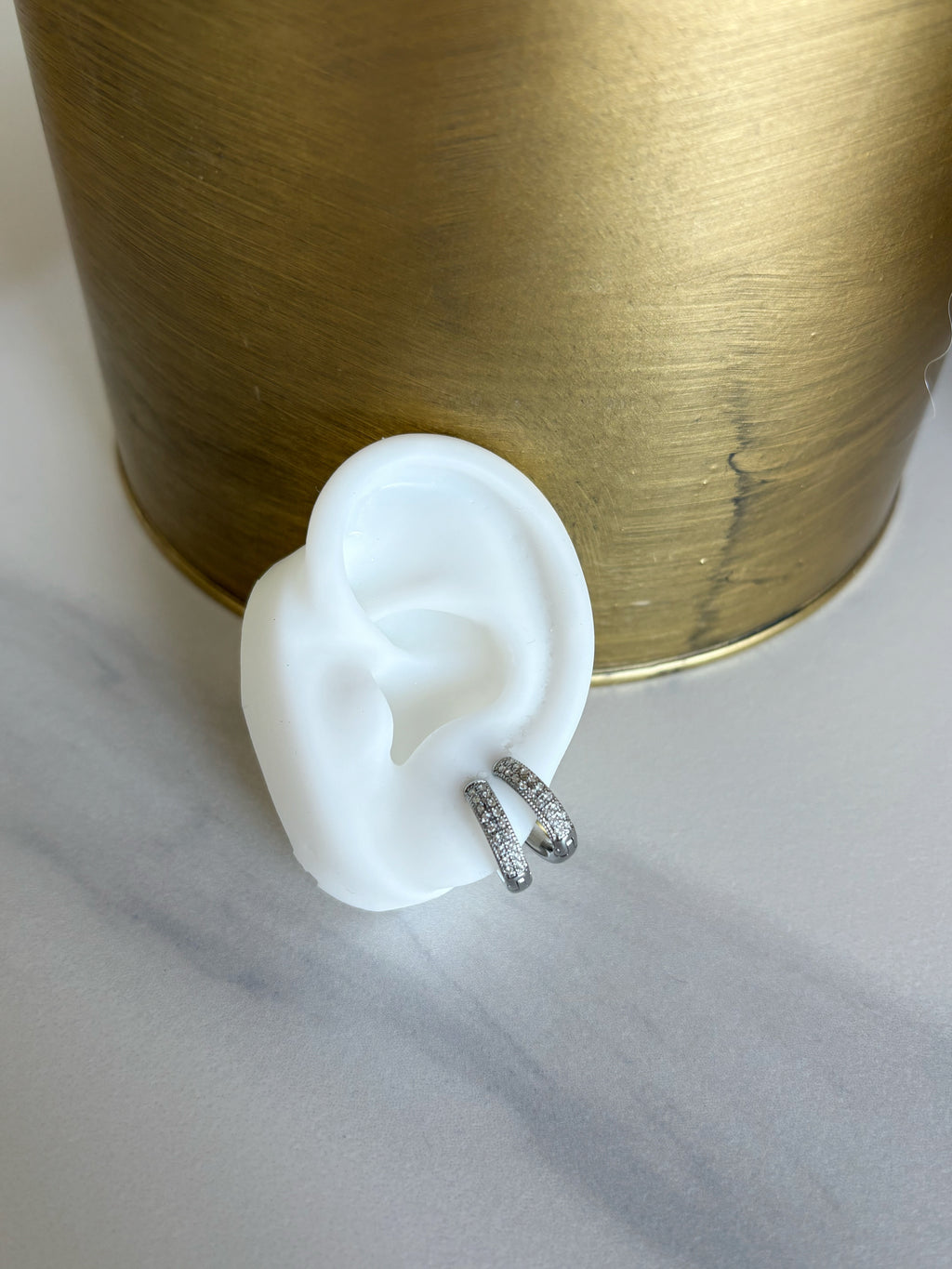 Orecchini hoop con zirconi medi